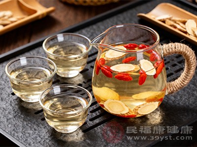 枸杞和黄芪在调节血糖方面也有一定作用