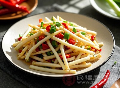 鱼腥草能促进胃液分泌，增强胃肠蠕动