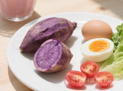 将紫薯洗净后,带皮或去皮蒸煮 将紫薯洗净后,带皮或去皮蒸煮