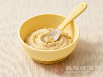 睡醒后,给宝宝喂一些水果泥,如苹果泥或香蕉泥 睡醒后,给宝宝喂一些水果泥,如苹果泥或香蕉泥