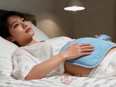 热敷温度过高、时间过长,或热敷物直接接触皮肤,容易造成皮肤烫伤,出现红肿、水疱等症状 热敷温度过高、时间过长,或热敷物直接接触皮肤,容易造成皮肤烫伤,出现红肿、水疱等症状