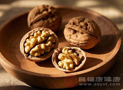 核桃是健脑固发的“营养坚果”，对改善掉发有着显著功效