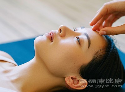 用手触摸脸部皮肤时,会明显感觉到肌肤不再柔软顺滑 用手触摸脸部皮肤时,会明显感觉到肌肤不再柔软顺滑