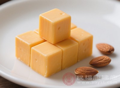 奶酪是牛奶经过浓缩、发酵制成的奶制品