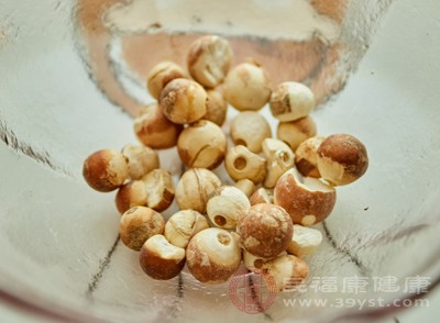 芡实有较强的收涩作用，便秘、尿赤者以及产后恶露不尽的妇女不宜食用