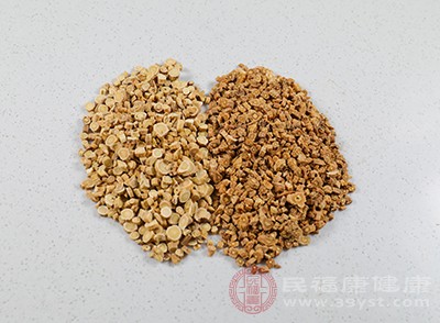 黄芪和党参归脾经，能够增强脾胃的运化功能