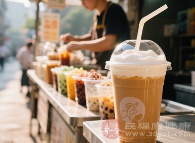 一口气喝下一大杯冰镇奶茶,就很容易出现连续打嗝的现象 一口气喝下一大杯冰镇奶茶,就很容易出现连续打嗝的现象