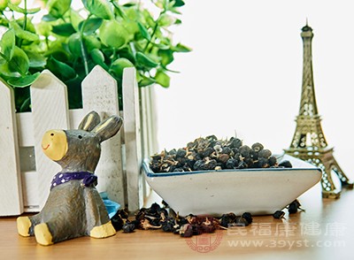 黑枸杞可以与多种食材搭配,发挥不同的养生功效 黑枸杞可以与多种食材搭配,发挥不同的养生功效