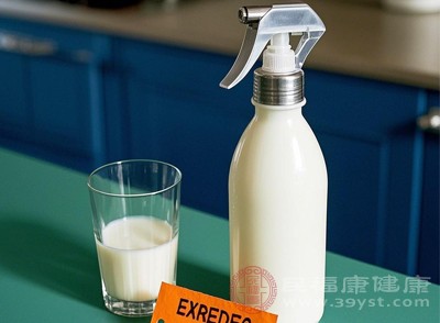 认准“纯牛奶”或“鲜牛奶”字样,配料表越简单越好 认准“纯牛奶”或“鲜牛奶”字样,配料表越简单越好