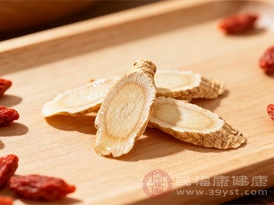 把人参切成小块或薄片，放入保温杯