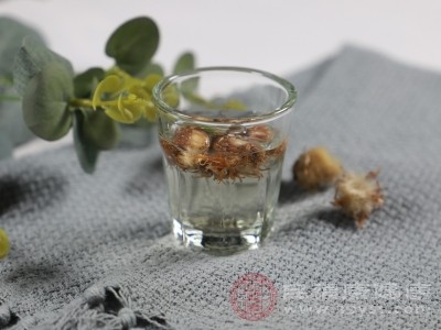 第一次喝蒲公英水时,建议先少量尝试 第一次喝蒲公英水时,建议先少量尝试