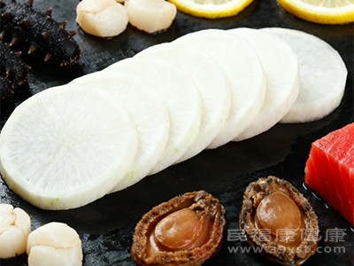 白萝卜性凉,海鲜多为寒性,两者同食会加重肠胃负担 白萝卜性凉,海鲜多为寒性,两者同食会加重肠胃负担