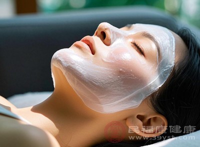 通过涂抹水杨酸精华或面膜，改善黑头问题