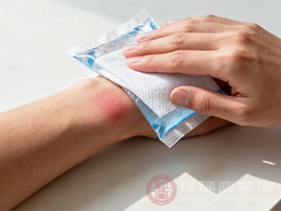 被蚊子咬后,第一时间用冰块、冰袋或冷毛巾敷在蚊子包上 被蚊子咬后,第一时间用冰块、冰袋或冷毛巾敷在蚊子包上