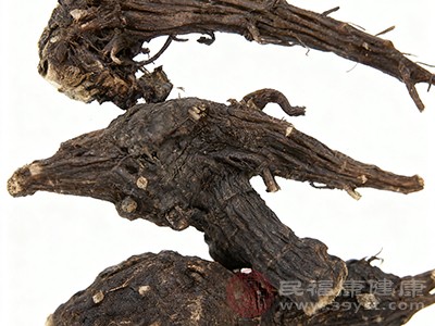 孕妇、儿童、年老体弱以及肝肾功能不全者应禁用川乌草乌，以保障用药安全