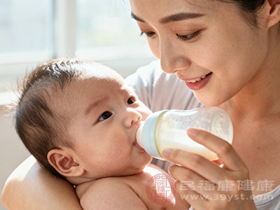 无论是母乳喂养还是奶粉喂养，控制喂奶速度和姿势都很重要