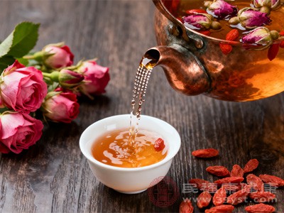 经常饮用玫瑰花枸杞茶,能帮助身体抵御病毒和细菌的侵袭 经常饮用玫瑰花枸杞茶,能帮助身体抵御病毒和细菌的侵袭