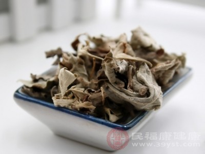 艾草水洗澡时，温热的药力通过皮肤渗透到体内，能够促进血液循环