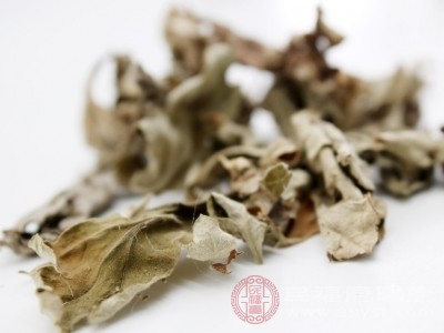 艾草具有一种特殊的芳香气味，这种气味是蚊虫不喜欢的