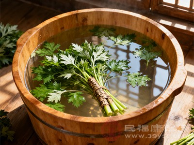 将煮好的艾草水过滤，倒入洗澡水中，调节至适宜的温度后即可洗澡