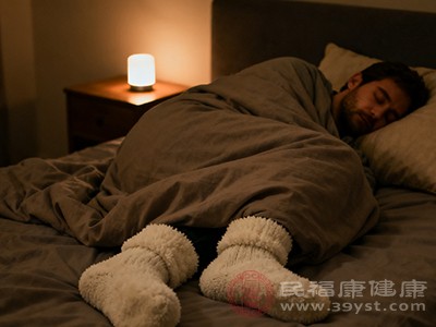 晚上睡覺時(shí)，穿上寬松的厚襪子