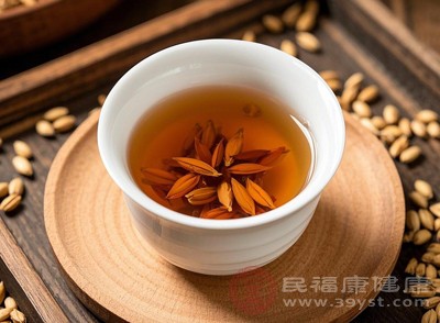 大麦茶本身有一定的下气利水作用，对于正常人群来说，有助于促进消化