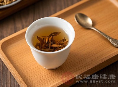 低血压患者应谨慎饮用大麦茶，以免加重低血压症状