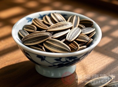 瓜子嗑出“小肚腩” 这样吃 热量可控还解馋