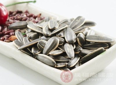 瓜子中脂肪含量较高，通常在40%-50%