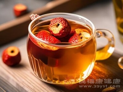 山楂干泡水的酸性较强