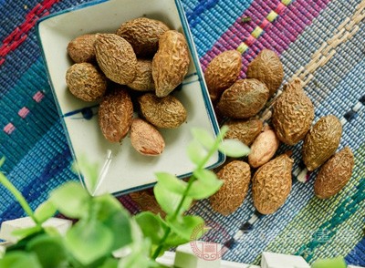 胖大海味甘、性涼，歸肺、大腸經(jīng)，是治療咽炎的常用中藥材