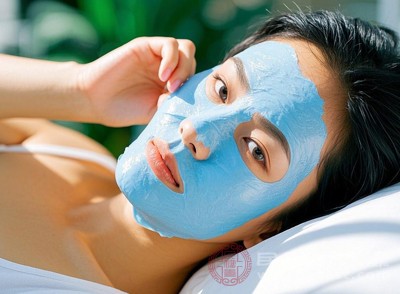 用完清潔面膜后，再搭配一張補(bǔ)水面膜