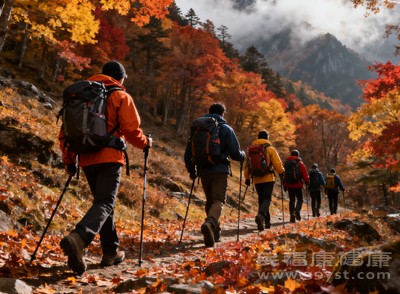 秋季昼夜温差大,登高时应根据气温变化增减衣物,避免受凉 秋季昼夜温差大,登高时应根据气温变化增减衣物,避免受凉