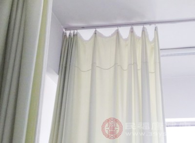 沙发、窗帘等布艺家具同样容易藏匿螨虫 沙发、窗帘等布艺家具同样容易藏匿螨虫