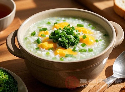 在煮粥时，尽量选择多种食材搭配，增加粥的营养丰富度