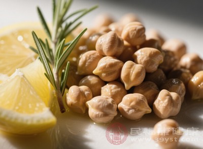 食用易产气的食物,如豆类、洋葱、土豆等,容易引起腹胀、腹痛等不适 食用易产气的食物,如豆类、洋葱、土豆等,容易引起腹胀、腹痛等不适