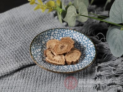 木香为菊科植物木香的干燥根,又被称为云木香、广木香 木香为菊科植物木香的干燥根,又被称为云木香、广木香