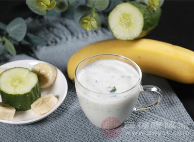 香蕉富含碳水化合物、维生素、矿物质，酸奶含有优质蛋白质和益生菌