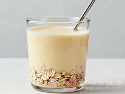 训练前1-2小时，可吃一些易消化的碳水化合物和少量蛋白质，如燕麦片搭配蛋白粉