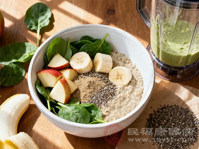 把苹果、香蕉、菠菜等果蔬和亚麻籽粉一起放入榨汁机，加入适量清水榨汁