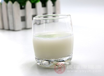 低脂牛奶、希腊酸奶等低脂乳制品富含蛋白质和钙