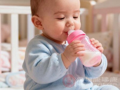 原本对吃奶或进食表现积极的小婴儿,在胃被撑坏后,食欲会发生显著变化 原本对吃奶或进食表现积极的小婴儿,在胃被撑坏后,食欲会发生显著变化