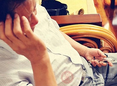 当血糖过低时，大脑得不到充足的能量供应，就会发出头晕、心慌、出汗等“求救信号”