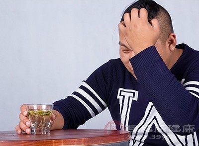 当血糖过低时,大脑得不到充足的能量供应,就会发出头晕、心慌、出汗等“求救信号” 当血糖过低时,大脑得不到充足的能量供应,就会发出头晕、心慌、出汗等“求救信号”