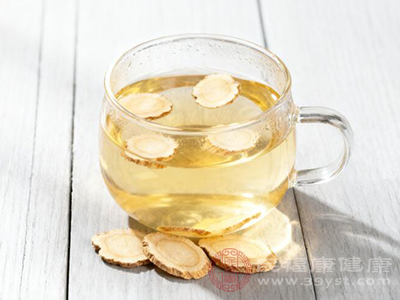 將人參切片或剪成小段，用開水沖泡，燜泡5-10分鐘后飲用