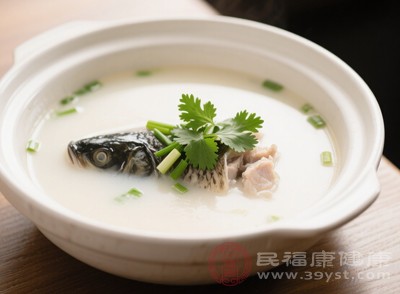 妈妈们可以多吃一些富含蛋白质的食物，如瘦肉、鱼类、蛋类、豆类等