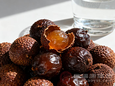 荔枝干入脾、胃经，能温煦脾胃，增强脾胃运化功能