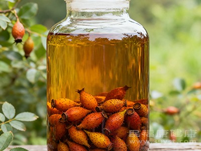 饮用适量的金樱子泡酒,可以起到止泻的作用 饮用适量的金樱子泡酒,可以起到止泻的作用