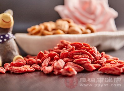 红枸杞中的某些成分具有调节血脂和血糖的作用