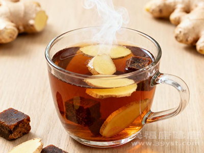 生姜红糖水是经期经典饮品，生姜能散寒止痛，红糖可补血暖宫